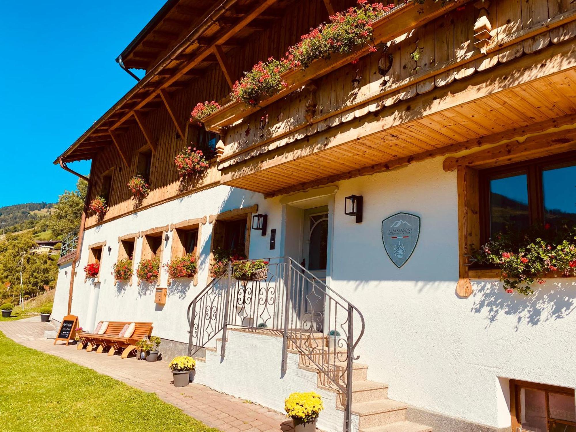 Alm Seasons Premium Chalet & Studios Saalbach-Hinterglemm Exterior photo